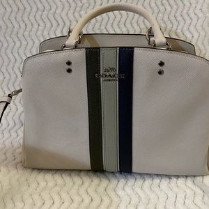 LILLIE CARRYALL WITH VARSITY STRIPE (COACH 1945) SV/CHALK PALE GREEN MULTI